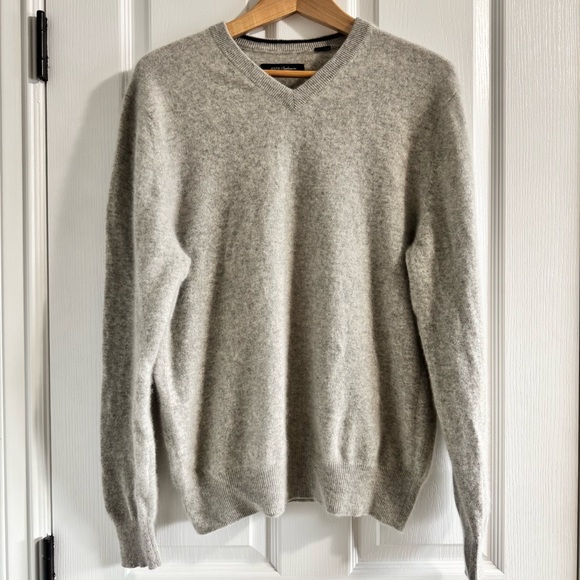 UNKNOWN Sweaters - Women's V-Neck 100% Cashmere Sweater in Light Gray M/L